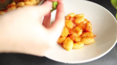 Gnocchi domates sosu taze lezzetli gurme yemek arkaplanı masadaki rustik yiyecekler üst görünüm fotokopi alanı