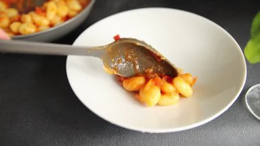 Gnocchi domates sosu taze lezzetli gurme yemek arkaplanı masadaki rustik yiyecekler üst görünüm fotokopi alanı