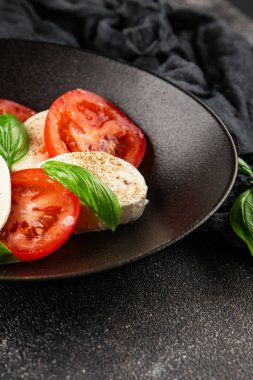Caprese salatası mozzarella ve domates, fesleğen taze lezzetli gurme yemek arkaplan masa üzerinde rustik gıda üst görünüm fotokopi alanı keto ve paleo diyet vegan ve vegan gıda