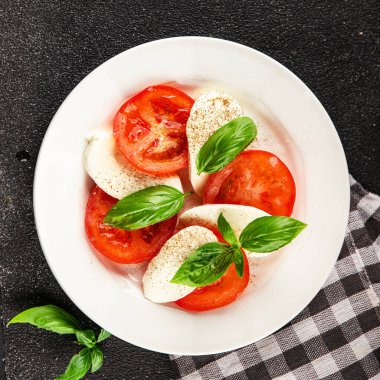 Caprese salatası mozzarella ve domates, fesleğen taze lezzetli gurme yemek arkaplan masa üzerinde rustik gıda üst görünüm fotokopi alanı keto ve paleo diyet vegan ve vegan gıda