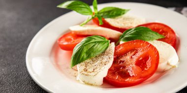 Caprese salatası mozzarella ve domates, fesleğen taze lezzetli gurme yemek arkaplan masa üzerinde rustik gıda üst görünüm fotokopi alanı keto ve paleo diyet vegan ve vegan gıda