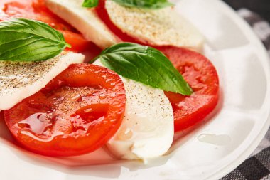 Caprese salatası mozzarella ve domates, fesleğen taze lezzetli gurme yemek arkaplan masa üzerinde rustik gıda üst görünüm fotokopi alanı keto ve paleo diyet vegan ve vegan gıda