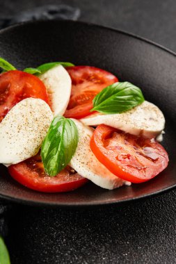 Caprese salatası mozzarella ve domates, fesleğen taze lezzetli gurme yemek arkaplan masa üzerinde rustik gıda üst görünüm fotokopi alanı keto ve paleo diyet vegan ve vegan gıda