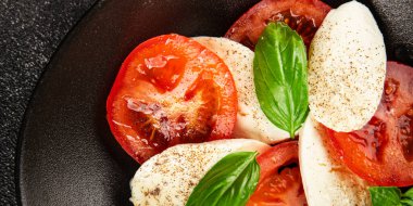 Caprese salatası mozzarella ve domates, fesleğen taze lezzetli gurme yemek arkaplan masa üzerinde rustik gıda üst görünüm fotokopi alanı keto ve paleo diyet vegan ve vegan gıda