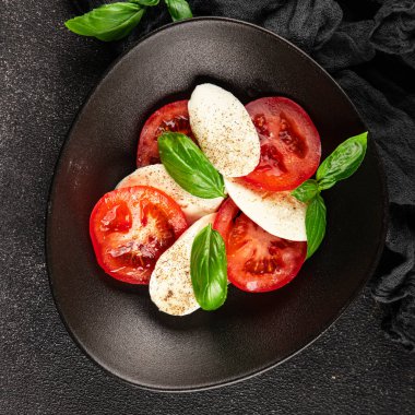 Caprese salatası mozzarella ve domates, fesleğen taze lezzetli gurme yemek arkaplan masa üzerinde rustik gıda üst görünüm fotokopi alanı keto ve paleo diyet vegan ve vegan gıda