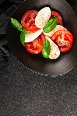 Caprese salatası mozzarella ve domates, fesleğen taze lezzetli gurme yemek arkaplan masa üzerinde rustik gıda üst görünüm fotokopi alanı keto ve paleo diyet vegan ve vegan gıda