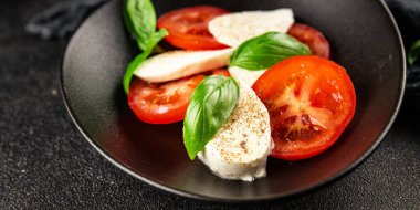 Caprese salatası mozzarella ve domates, fesleğen taze lezzetli gurme yemek arkaplan masa üzerinde rustik gıda üst görünüm fotokopi alanı keto ve paleo diyet vegan ve vegan gıda
