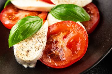 Caprese salatası mozzarella ve domates, fesleğen taze lezzetli gurme yemek arkaplan masa üzerinde rustik gıda üst görünüm fotokopi alanı keto ve paleo diyet vegan ve vegan gıda