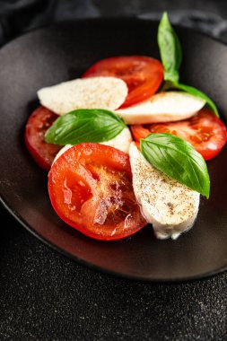 Caprese salatası mozzarella ve domates, fesleğen taze lezzetli gurme yemek arkaplan masa üzerinde rustik gıda üst görünüm fotokopi alanı keto ve paleo diyet vegan ve vegan gıda