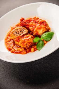 Doldurulmuş lahana sosu, fasulye eti, lahana, taze lezzetli gurme yemek arkaplanı kırsal yiyecekler, fotokopi alanı.