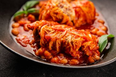 Doldurulmuş lahana sosu, fasulye eti, lahana, taze lezzetli gurme yemek arkaplanı kırsal yiyecekler, fotokopi alanı.