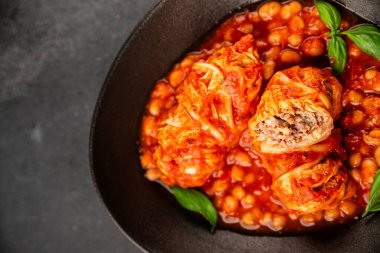 Doldurulmuş lahana sosu, fasulye eti, lahana, taze lezzetli gurme yemek arkaplanı kırsal yiyecekler, fotokopi alanı.