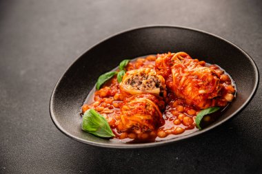 Doldurulmuş lahana sosu, fasulye eti, lahana, taze lezzetli gurme yemek arkaplanı kırsal yiyecekler, fotokopi alanı.