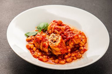 Doldurulmuş lahana sosu, fasulye eti, lahana, taze lezzetli gurme yemek arkaplanı kırsal yiyecekler, fotokopi alanı.