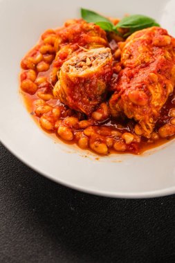 Doldurulmuş lahana sosu, fasulye eti, lahana, taze lezzetli gurme yemek arkaplanı kırsal yiyecekler, fotokopi alanı.