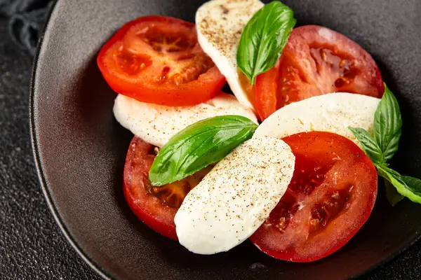 Caprese salatası mozzarella ve domates, fesleğen taze lezzetli gurme yemek arkaplan masa üzerinde rustik gıda üst görünüm fotokopi alanı keto ve paleo diyet vegan ve vegan gıda