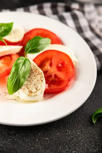 Caprese salatası mozzarella ve domates, fesleğen taze lezzetli gurme yemek arkaplan masa üzerinde rustik gıda üst görünüm fotokopi alanı keto ve paleo diyet vegan ve vegan gıda