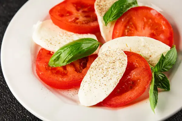 Caprese salatası mozzarella ve domates, fesleğen taze lezzetli gurme yemek arkaplan masa üzerinde rustik gıda üst görünüm fotokopi alanı keto ve paleo diyet vegan ve vegan gıda