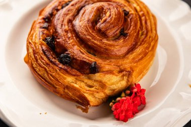 Kuru üzümlü çörek tatlı puf börek taze lezzetli gurme yemek arkaplanı masa kırsal yiyeceklerin üst görünümü fotokopi alanı