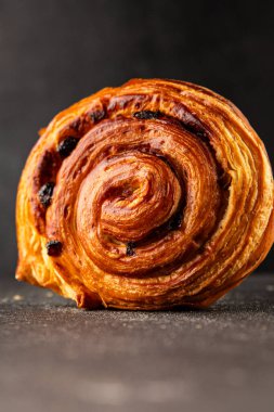 Kuru üzümlü çörek tatlı puf börek taze lezzetli gurme yemek arkaplanı masa kırsal yiyeceklerin üst görünümü fotokopi alanı