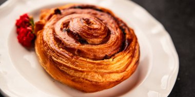 Kuru üzümlü çörek tatlı puf börek taze lezzetli gurme yemek arkaplanı masa kırsal yiyeceklerin üst görünümü fotokopi alanı