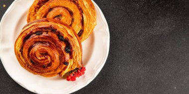 Kuru üzümlü çörek tatlı puf börek taze lezzetli gurme yemek arkaplanı masa kırsal yiyeceklerin üst görünümü fotokopi alanı
