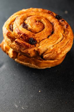 Kuru üzümlü çörek tatlı puf börek taze lezzetli gurme yemek arkaplanı masa kırsal yiyeceklerin üst görünümü fotokopi alanı