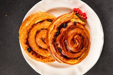 Kuru üzümlü çörek tatlı puf börek taze lezzetli gurme yemek arkaplanı masa kırsal yiyeceklerin üst görünümü fotokopi alanı