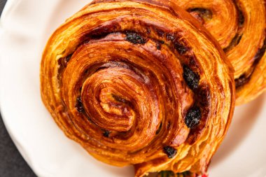 Kuru üzümlü çörek tatlı puf börek taze lezzetli gurme yemek arkaplanı masa kırsal yiyeceklerin üst görünümü fotokopi alanı