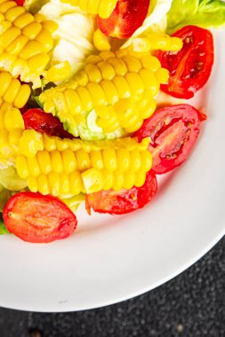 Mısır salatası, domates, taze sebzeler, taze lezzetli gurme, yemek, masa üstü yemek, fotokopi alanı, vejetaryen ve vejetaryen yemekleri.