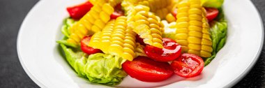 Mısır salatası, domates, taze sebzeler, taze lezzetli gurme, yemek, masa üstü yemek, fotokopi alanı, vejetaryen ve vejetaryen yemekleri.