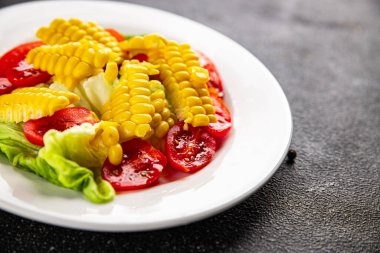 Mısır salatası, domates, taze sebzeler, taze lezzetli gurme, yemek, masa üstü yemek, fotokopi alanı, vejetaryen ve vejetaryen yemekleri.