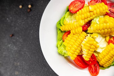 Mısır salatası, domates, taze sebzeler, taze lezzetli gurme, yemek, masa üstü yemek, fotokopi alanı, vejetaryen ve vejetaryen yemekleri.