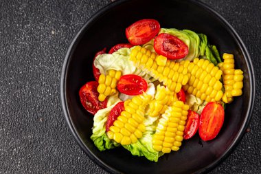 Mısır salatası, domates, taze sebzeler, taze lezzetli gurme, yemek, masa üstü yemek, fotokopi alanı, vejetaryen ve vejetaryen yemekleri.