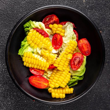 Mısır salatası, domates, taze sebzeler, taze lezzetli gurme, yemek, masa üstü yemek, fotokopi alanı, vejetaryen ve vejetaryen yemekleri.