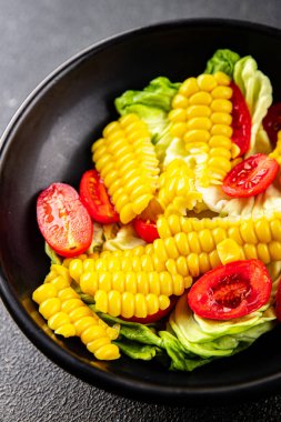 Mısır salatası, domates, taze sebzeler, taze lezzetli gurme, yemek, masa üstü yemek, fotokopi alanı, vejetaryen ve vejetaryen yemekleri.