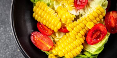 Mısır salatası, domates, taze sebzeler, taze lezzetli gurme, yemek, masa üstü yemek, fotokopi alanı, vejetaryen ve vejetaryen yemekleri.