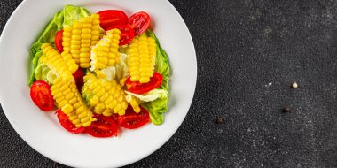 Mısır salatası, domates, taze sebzeler, taze lezzetli gurme, yemek, masa üstü yemek, fotokopi alanı, vejetaryen ve vejetaryen yemekleri.