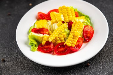 Mısır salatası, domates, taze sebzeler, taze lezzetli gurme, yemek, masa üstü yemek, fotokopi alanı, vejetaryen ve vejetaryen yemekleri.