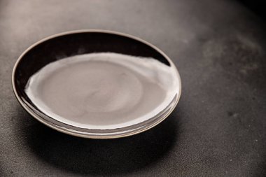 Tabak siyah sofra takımı boş yemek takımı tabakları servis etmeye hazır sofra arkasında yemek seramik tabağı servis etmeye hazır.