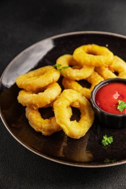 Colmar halkaları kızarmış yiyecek fast food çıtır çıtır aperatif taze lezzetli gurme yemek arkaplanı masa rustik gıda üst görünümü fotokopi alanı üzerinde
