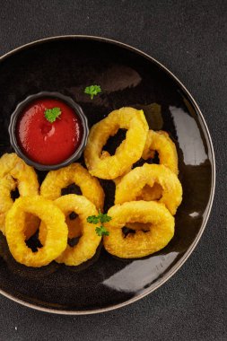 Colmar halkaları kızarmış yiyecek fast food çıtır çıtır aperatif taze lezzetli gurme yemek arkaplanı masa rustik gıda üst görünümü fotokopi alanı üzerinde