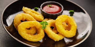 Colmar halkaları kızarmış yiyecek fast food çıtır çıtır aperatif taze lezzetli gurme yemek arkaplanı masa rustik gıda üst görünümü fotokopi alanı üzerinde