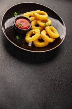 Colmar halkaları kızarmış yiyecek fast food çıtır çıtır aperatif taze lezzetli gurme yemek arkaplanı masa rustik gıda üst görünümü fotokopi alanı üzerinde