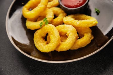 Colmar halkaları kızarmış yiyecek fast food çıtır çıtır aperatif taze lezzetli gurme yemek arkaplanı masa rustik gıda üst görünümü fotokopi alanı üzerinde