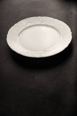 Beyaz tabak boş sofra takımı tabakları servis etmeye hazır yemek takımları servis etmeye sofra arkasında seramik tabaklar servis etmeye hazır.