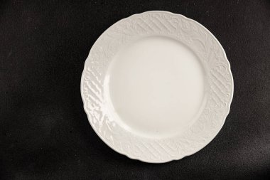 Beyaz tabak boş sofra takımı tabakları servis etmeye hazır yemek takımları servis etmeye sofra arkasında seramik tabaklar servis etmeye hazır.