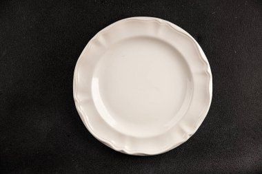 Beyaz tabak boş sofra takımı tabakları servis etmeye hazır yemek takımları servis etmeye sofra arkasında seramik tabaklar servis etmeye hazır.