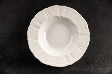 Beyaz tabak boş sofra takımı tabakları servis etmeye hazır yemek takımları servis etmeye sofra arkasında seramik tabaklar servis etmeye hazır.