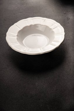 Beyaz tabak boş sofra takımı tabakları servis etmeye hazır yemek takımları servis etmeye sofra arkasında seramik tabaklar servis etmeye hazır.